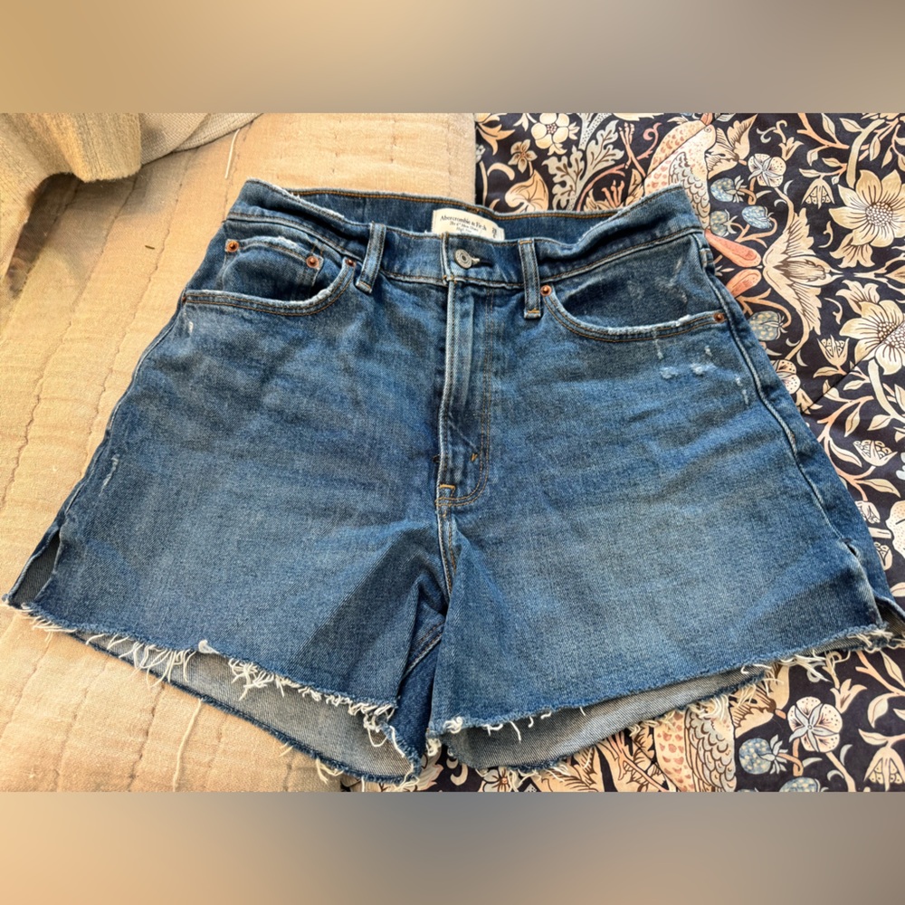 Abercrombie & Fitch Curve Love High Rise 4” Denim Shorts EUC - Picture 2 of 4